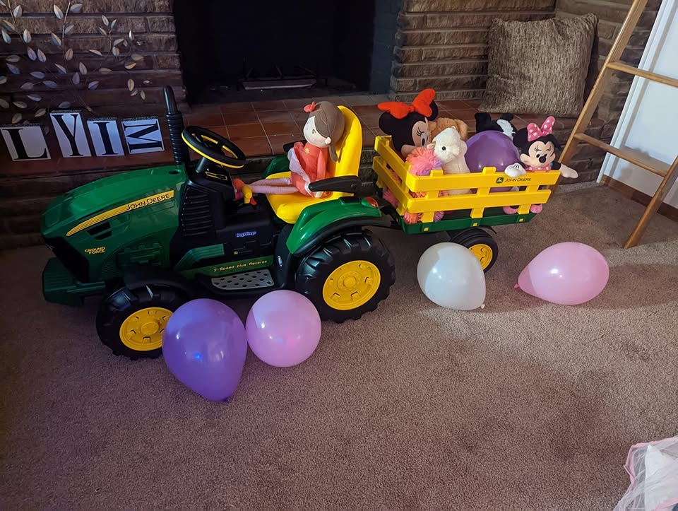 · Peg Perego John Deere Ground Force Tractor with Traier