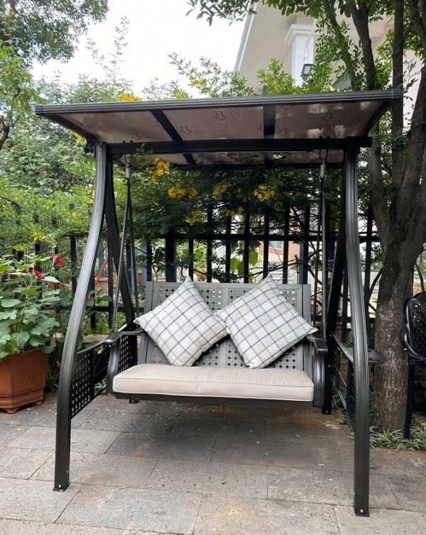 Outdoor hanging chair